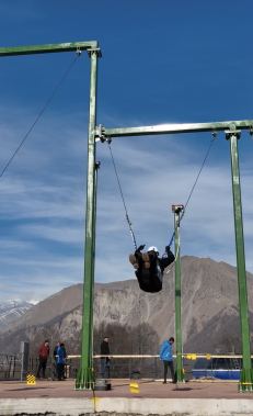 Qarlı zirvədə adrenalinli əyləncə